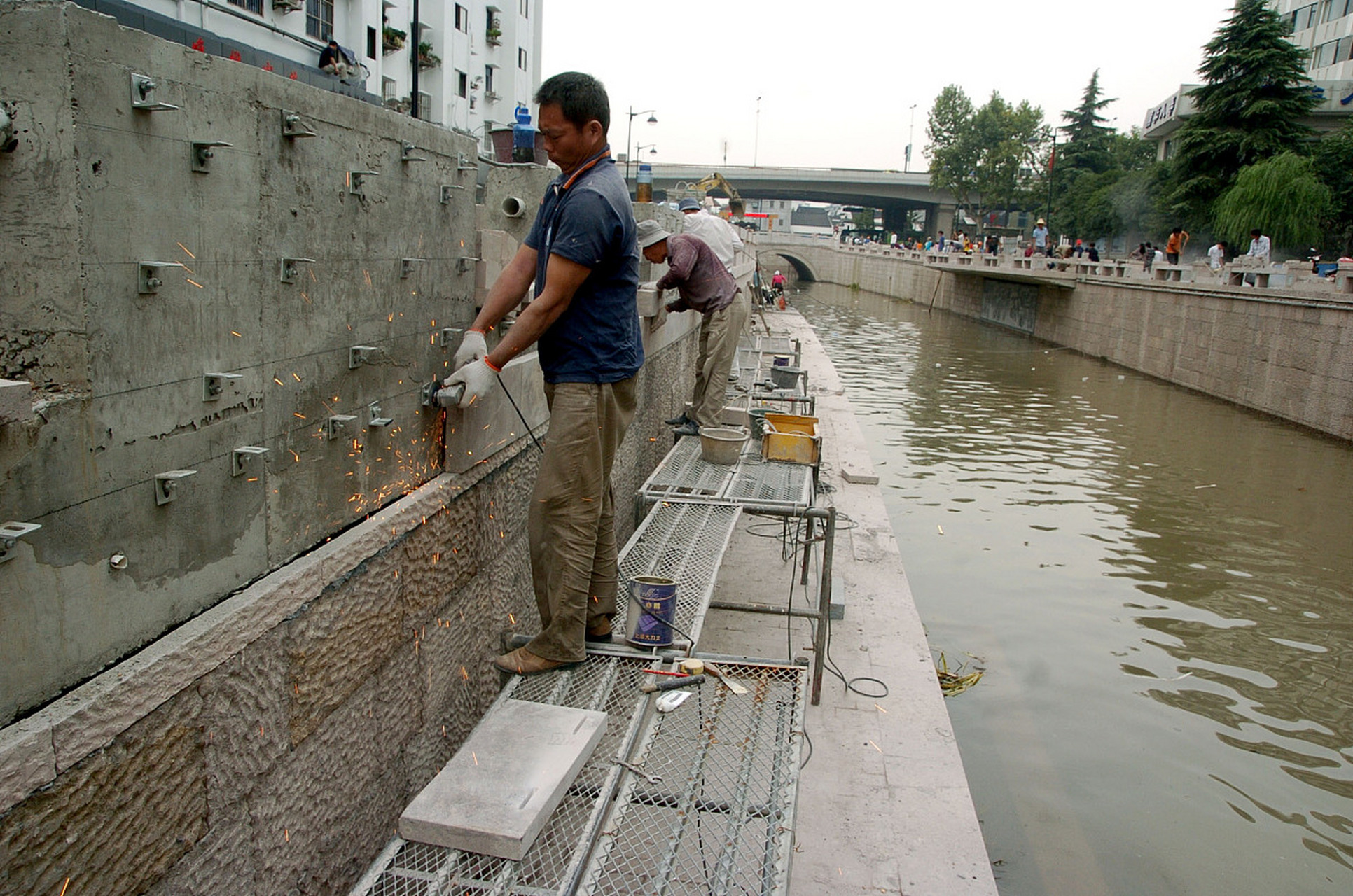 近年来,河南郑州的金水河河道整治工程引起了广泛关注.