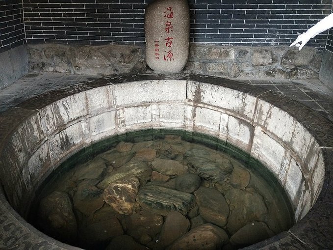 黄山温泉又叫朱砂泉,位于安徽省黄山风景区内,是黄山的"四绝"之一.