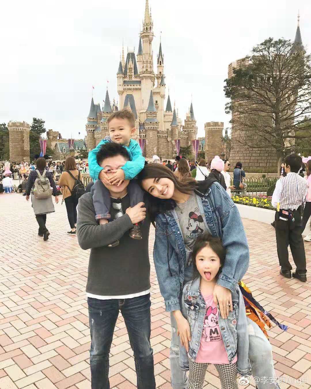 奥利妈妈李安琪晒一家四口出游日本旅行照片,弟弟的鞋子又吸睛