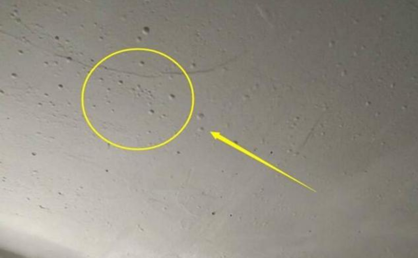 顶面腻子起泡,业主看到都愁坏了,而油工却说:只是小问题