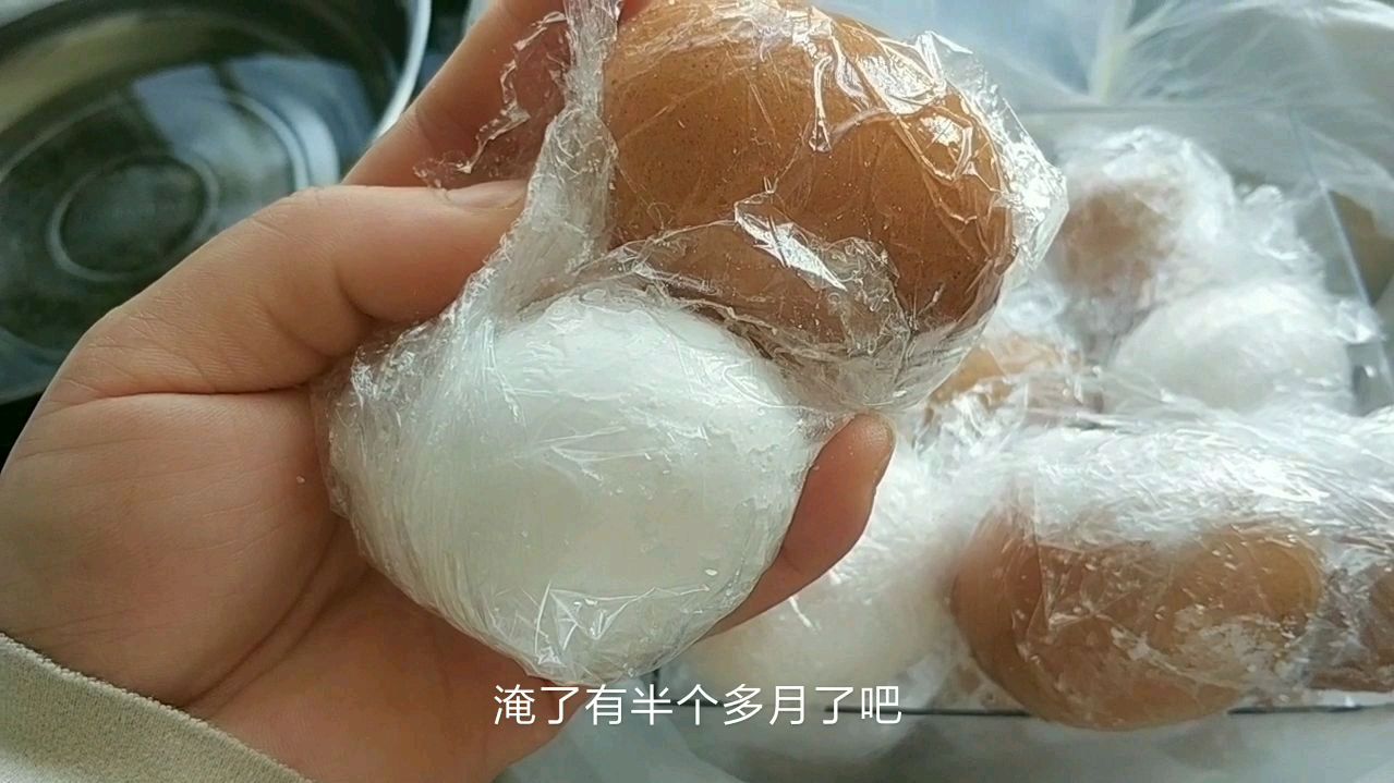 老妈看视频学习腌制的咸鸡蛋味道挺好的