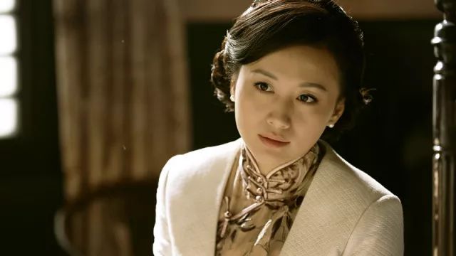 王婉娟《惊蛰》中扮交际花,为何有人叫她三姐,有人称她国民嫂子