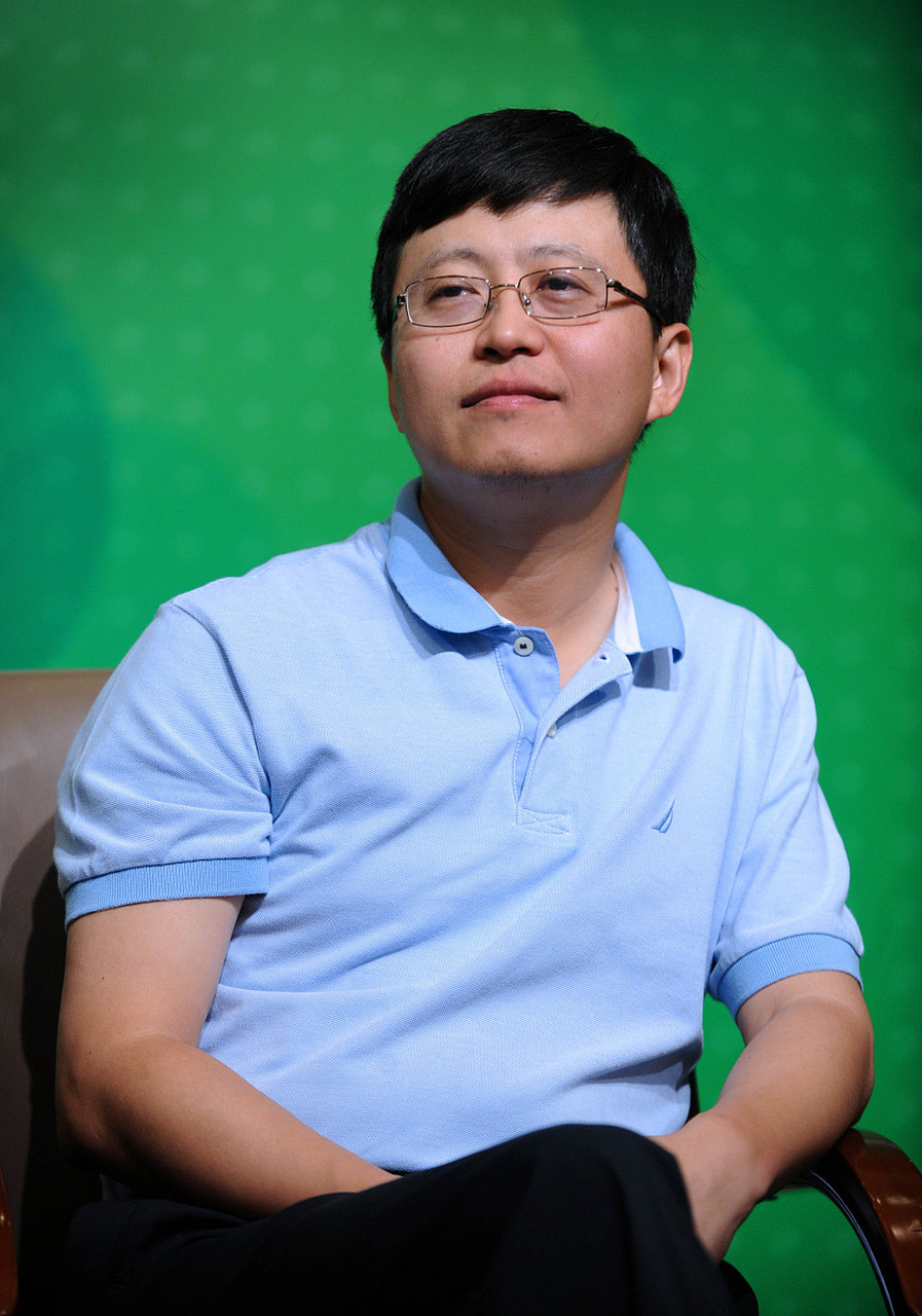 导演姜伟说,拍摄潜伏的时候,本来定的演员是辛柏青,女主是朱媛媛,想不