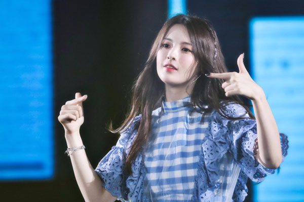 仇人相见分外眼红,王思聪曾diss杨超越,如今台上台下很尴尬