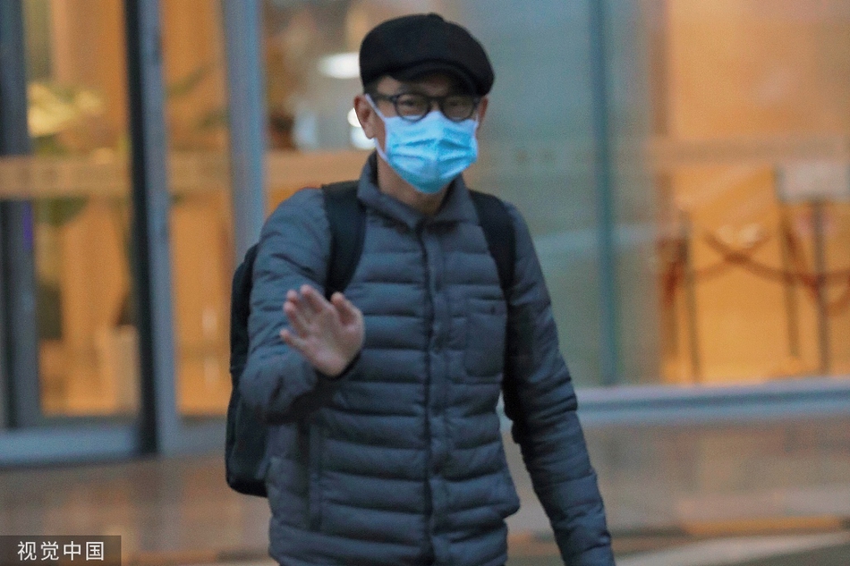 组图:刘德华穿羽绒服口罩遮面难掩帅气 与粉丝亲切握手超暖