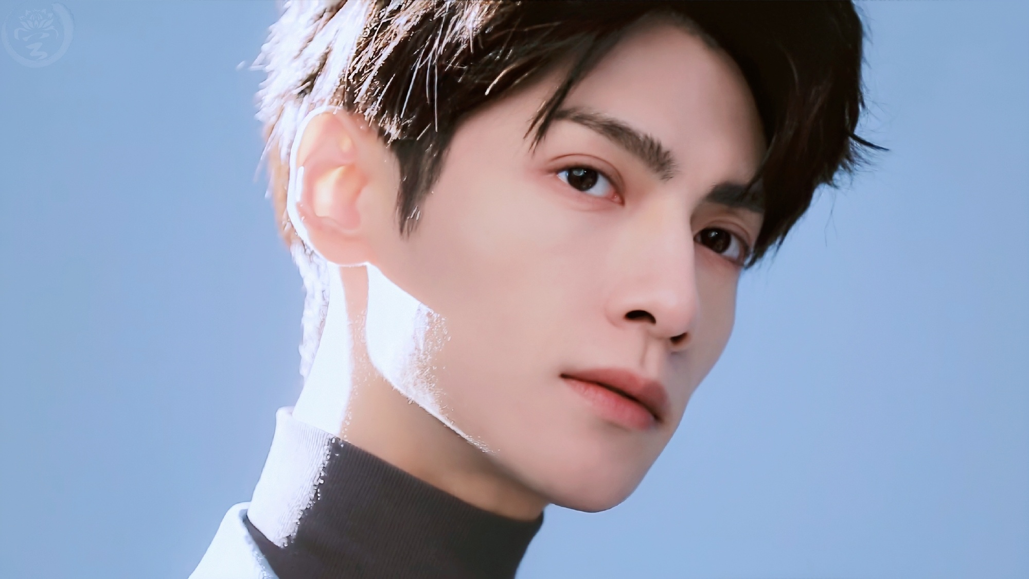 罗云熙拍摄花絮照片,清新帅气,蓝色西装搭配黑色裤子,配色和谐