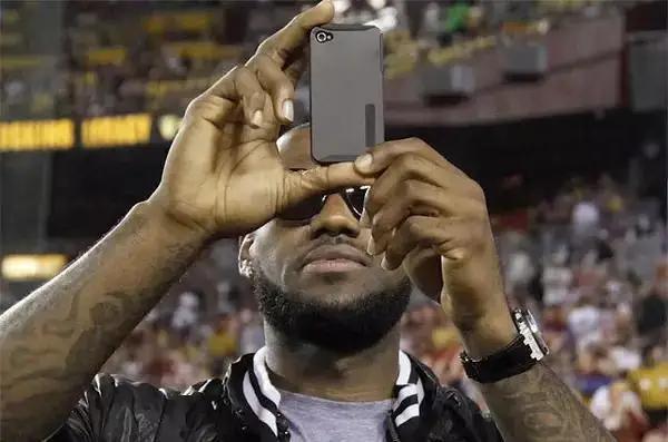 nba巨人都怎么玩手机?奥尼尔像在搓麻将,詹姆斯拿的小屏手机吧