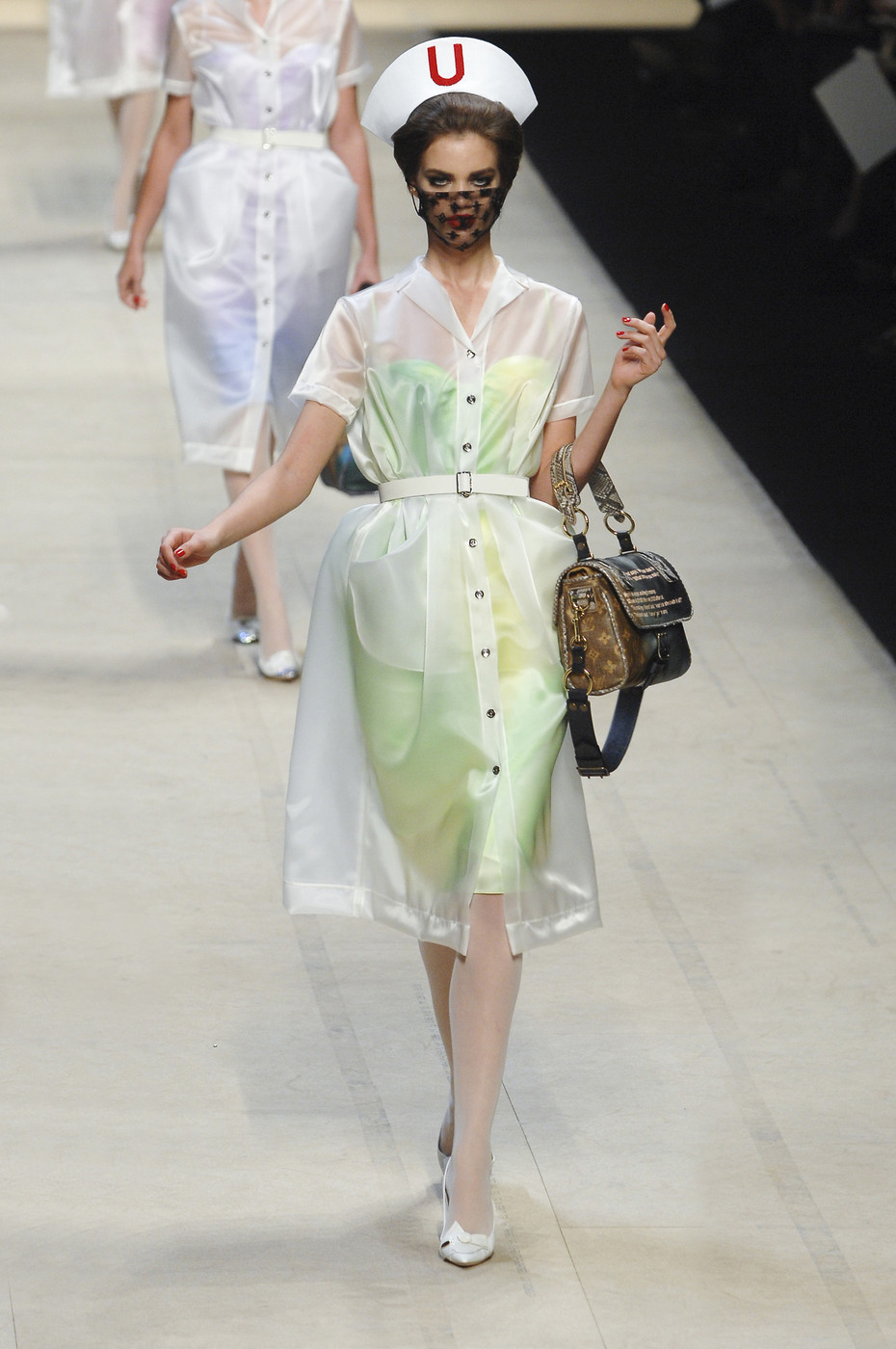 lv最经典的大秀开场,模特蕾丝覆面,网友:看眼和台步识人系列