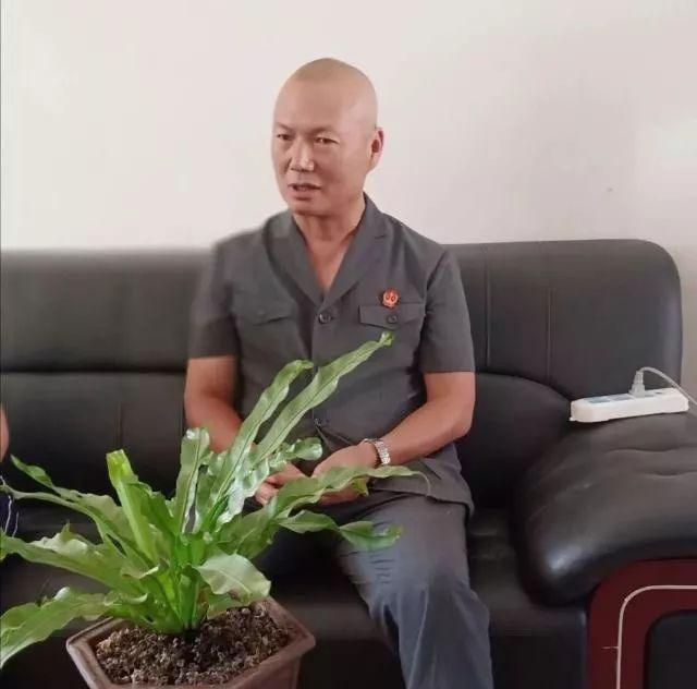 两度潜入湖中,终于摸到一个人……这位法官太帅了!