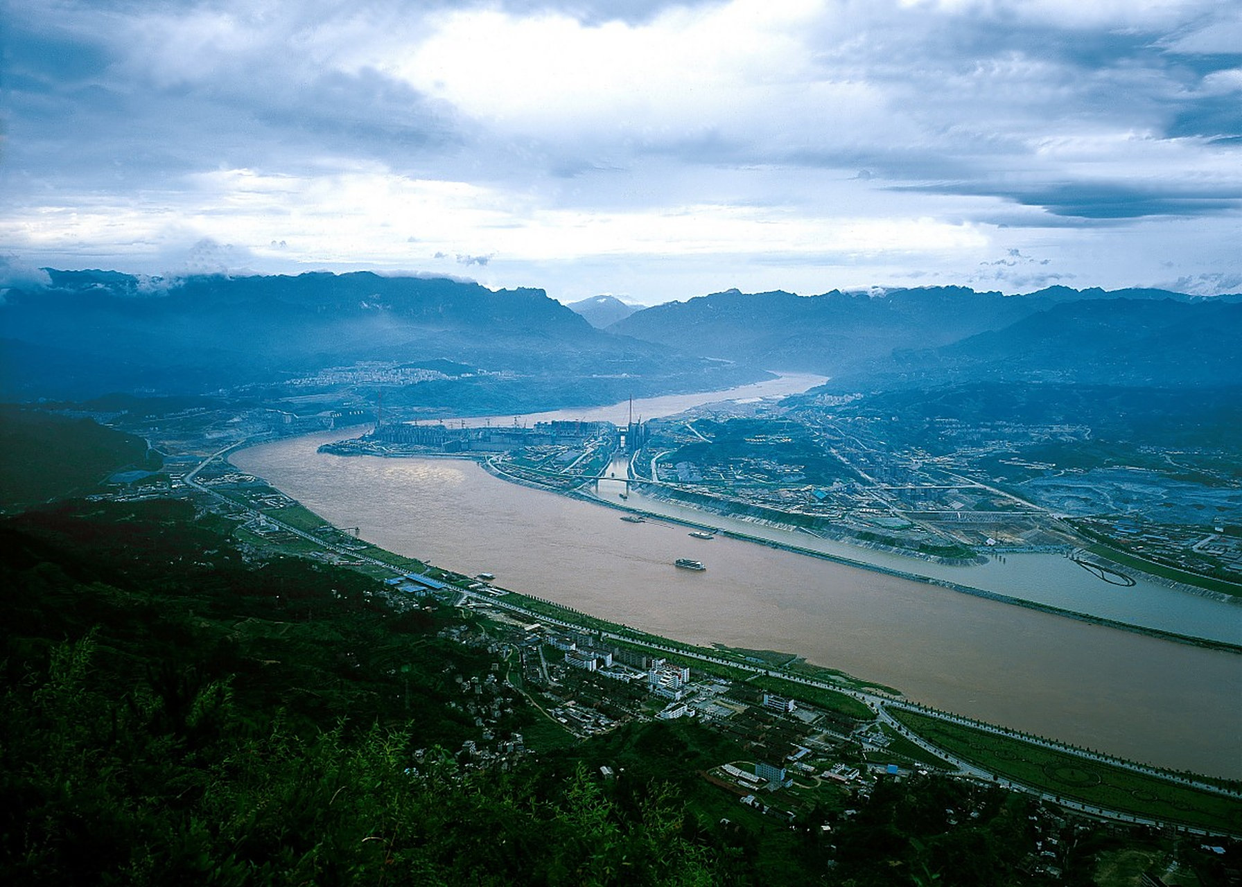 重庆有两条江——长江,嘉陵江.