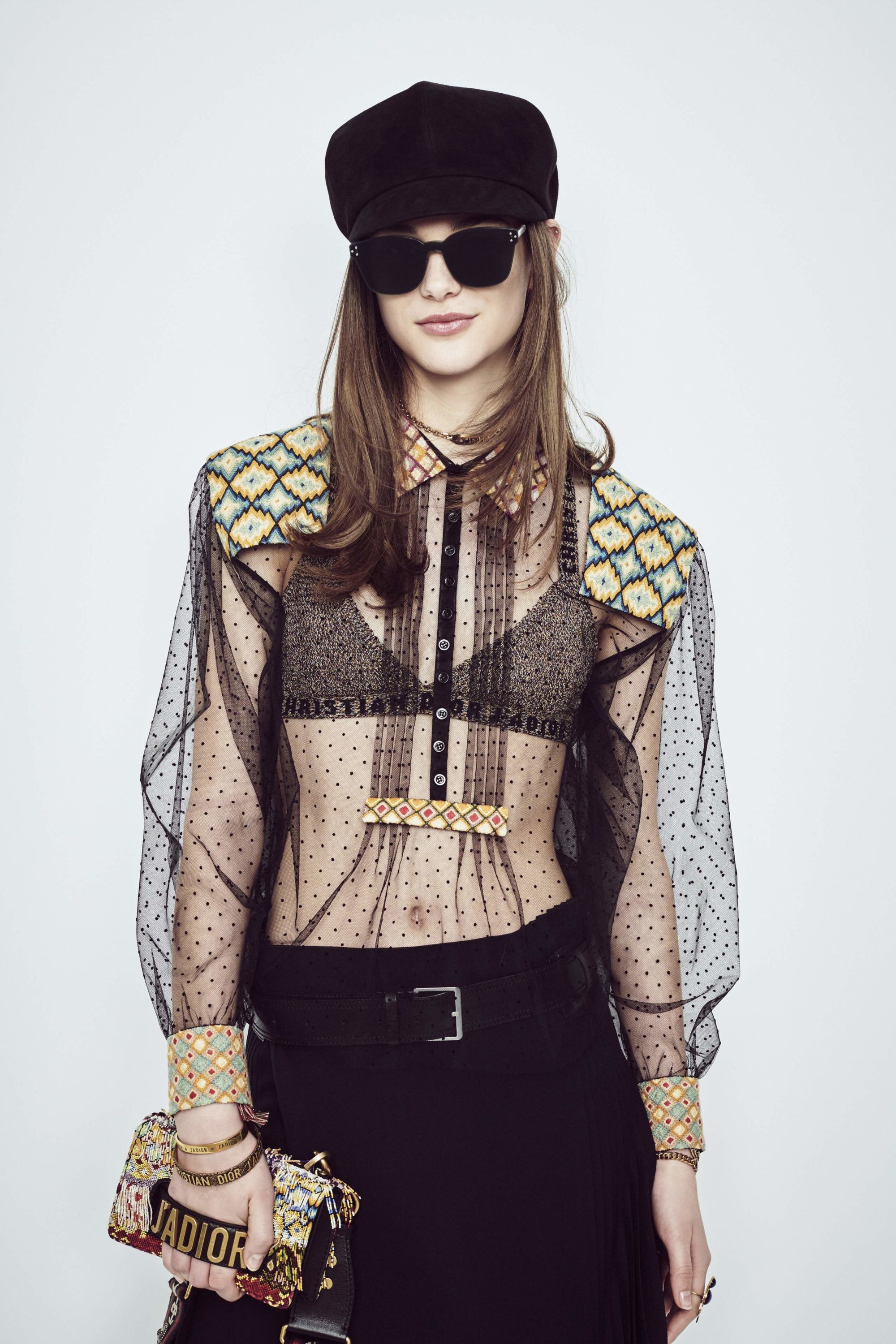 而其实早在今年二月发表的dior 2018秋冬系列中,模特就已经率先为我们