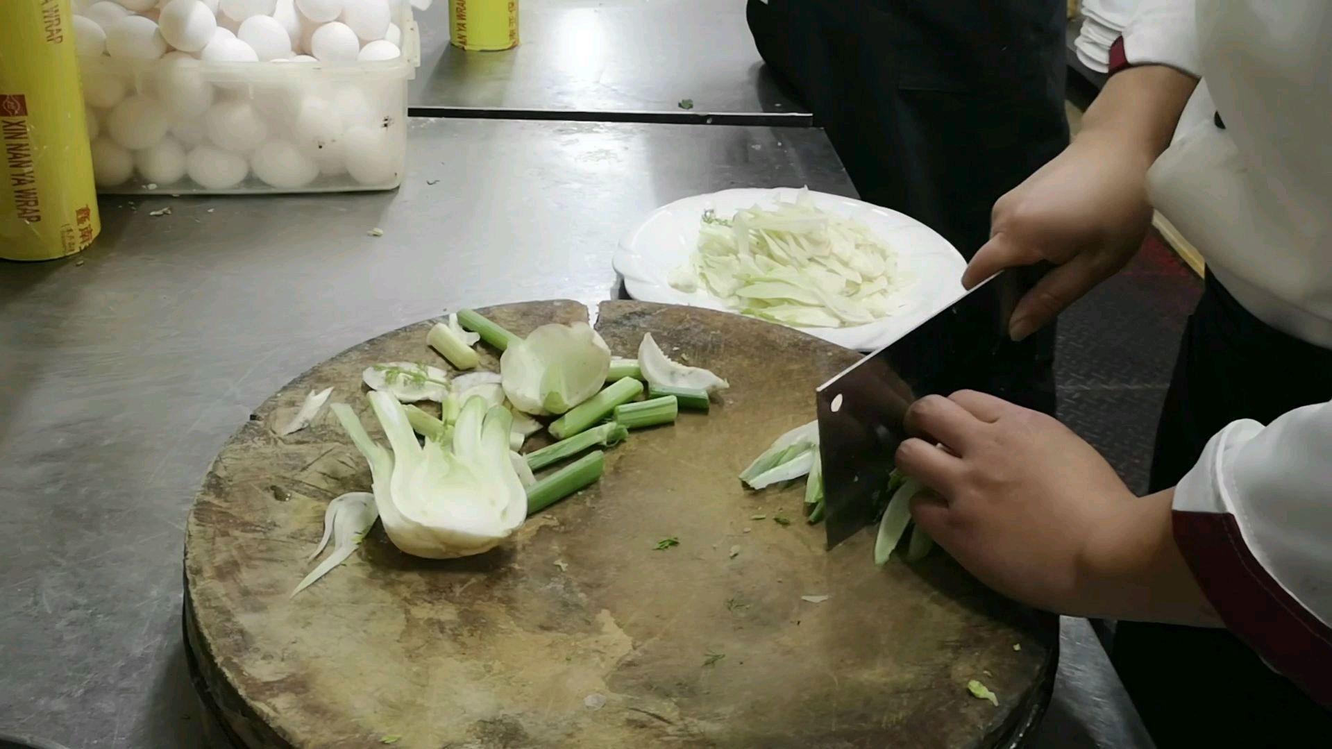 大厨教你炒好吃又罕见的家常菜“茴香根炒肉丝”