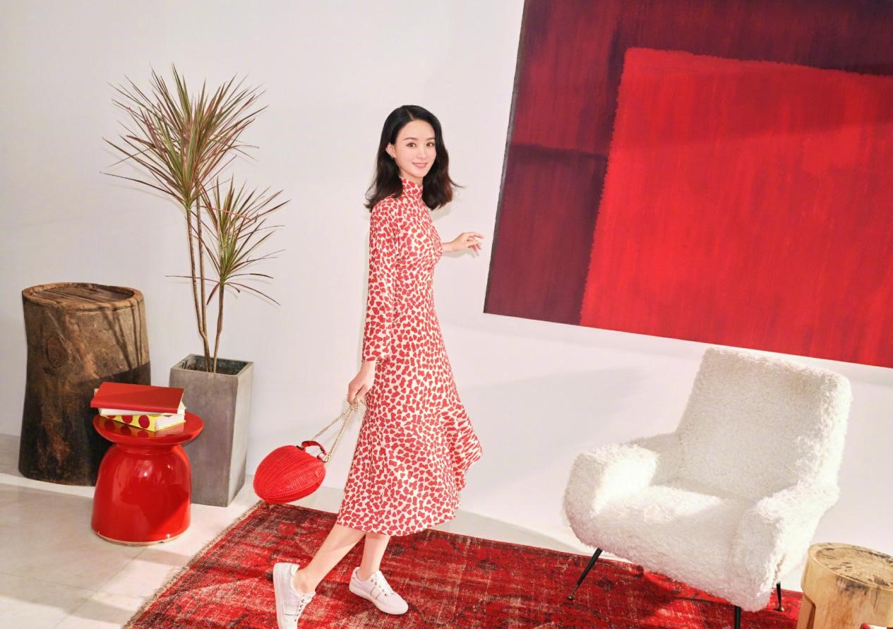 赵丽颖时尚大片真美!红色碎花连衣裙甜美可爱,辣妈身材藏不住!
