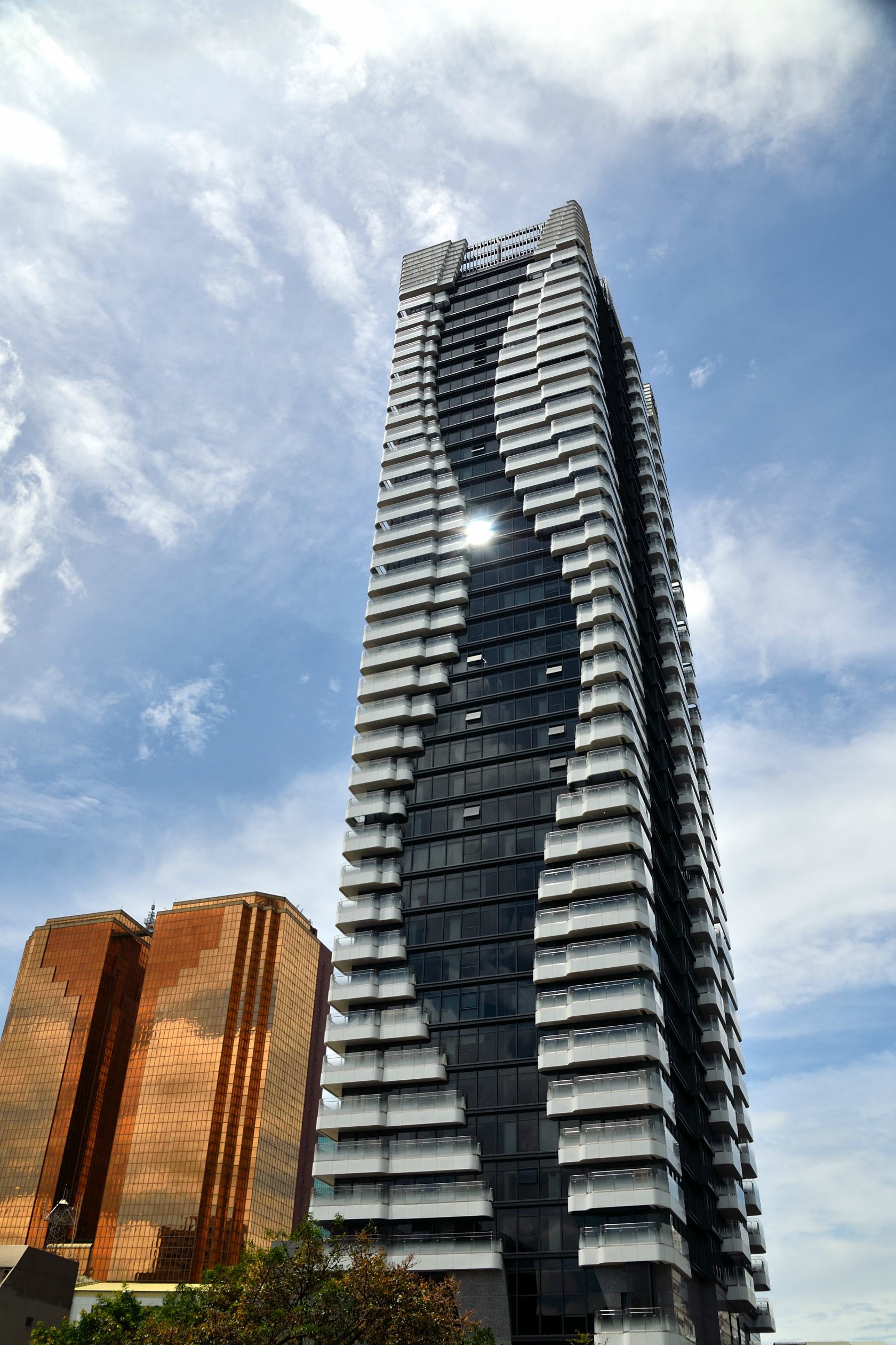 台中市高楼耸立,呈现出一幅现代商业都市的繁华景象