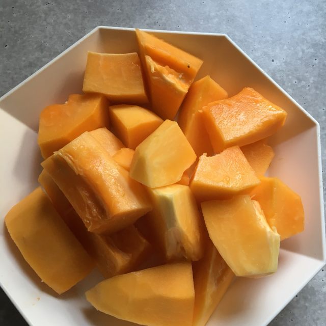 第3步,木瓜去皮去籽切块备用.