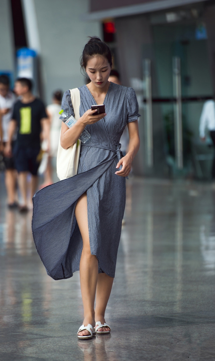 街拍:高马尾女神穿着抹胸裙,香肩小露美腿吸睛,休闲又时尚