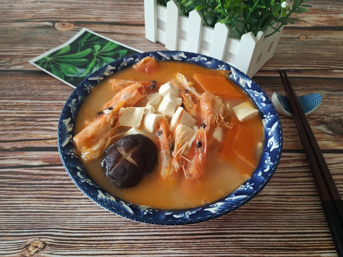 吃剩的虾头不要丢,和豆腐一起炖汤喝,汤鲜味美,补钙效果特别好