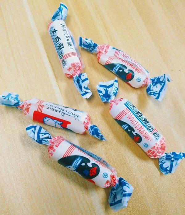 大白兔奶糖外那层透明的纸,到底有啥作用?吃了二十多年才明白!