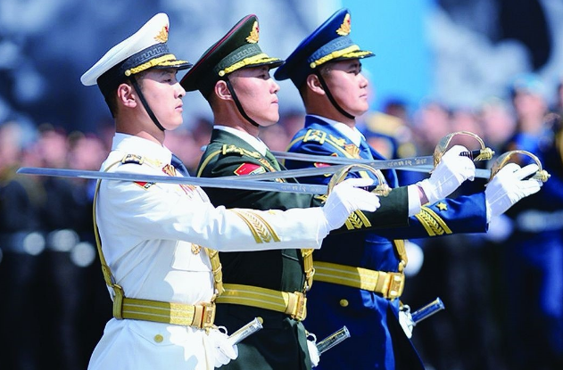 不知道大家有没有发现,刚开始的几年阅兵里是没有女兵的,直到70周年的