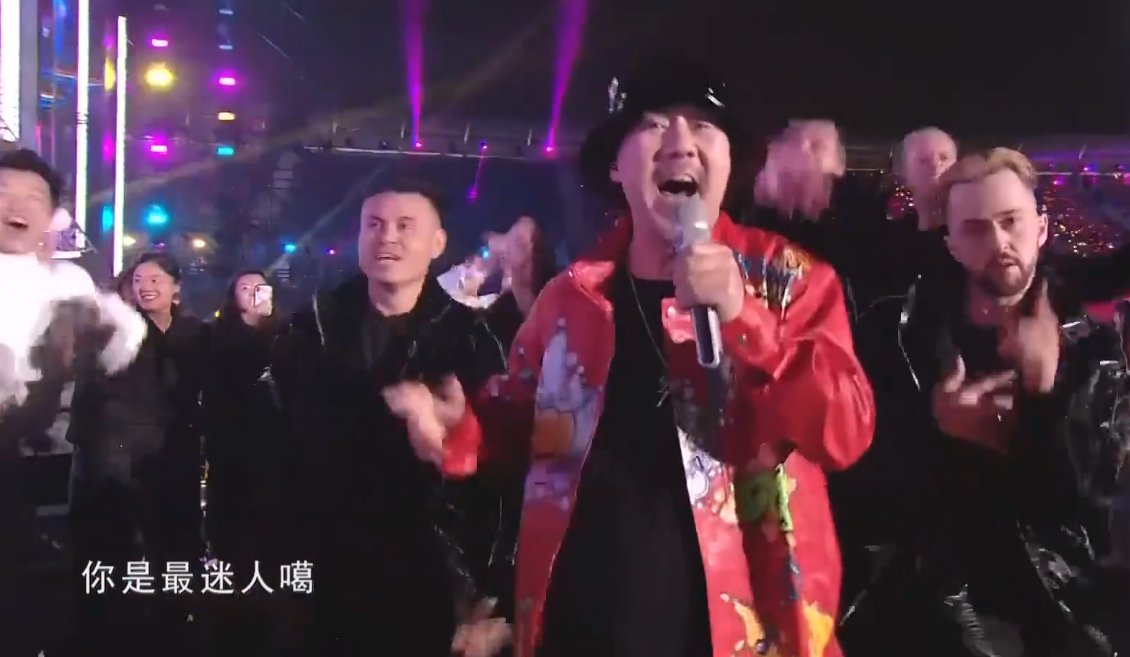 湖南卫视跨年晚会,杨幂和腾格尔合作,瞬间毁掉《野狼disco》