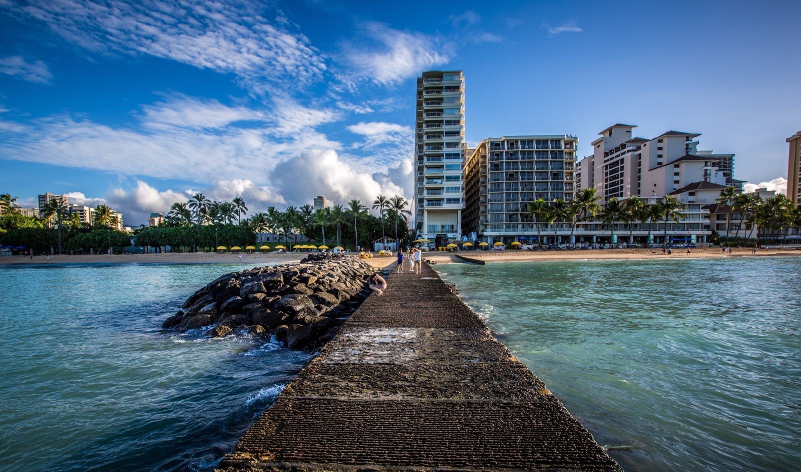 威基基海滩位于夏威夷檀香山市,是世界上最出名的海滩之一