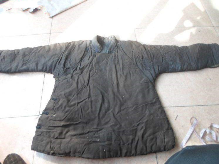 女孩每天给流浪老汉送饭,老汉临走送破棉袄,女孩打开一看,愣了