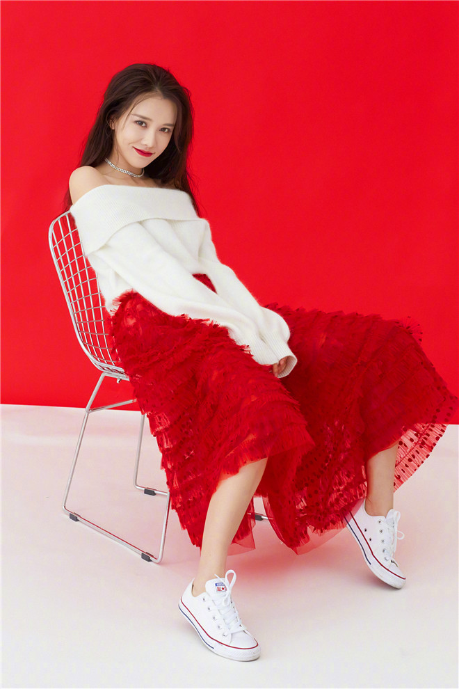 她在《校花的贴身高手2》里饰演富家女楚梦瑶,现实中貌美清纯!