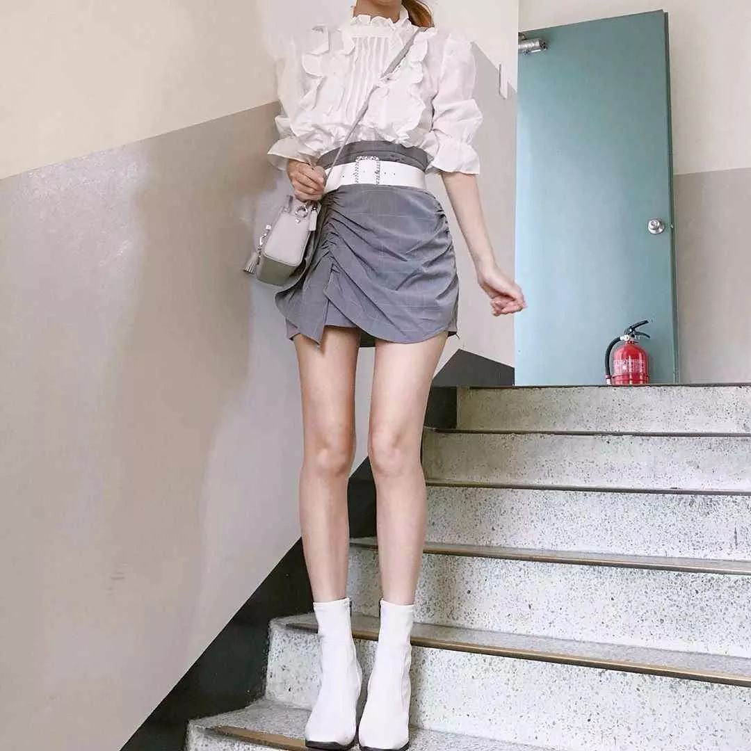 看这个短裙穿搭达人就知道!