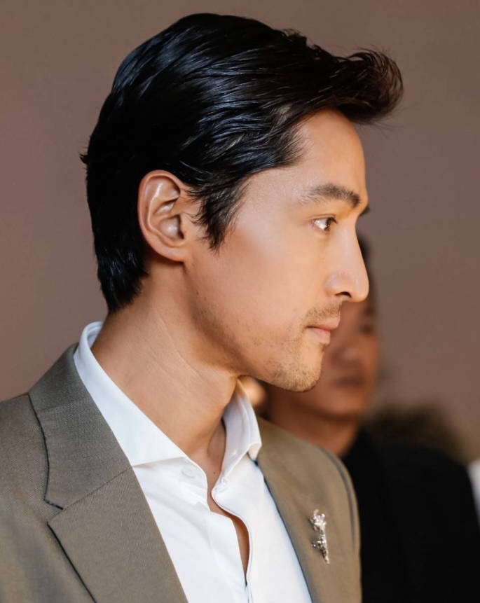 的确白净的胡歌气质十足,更深受大家的喜欢.