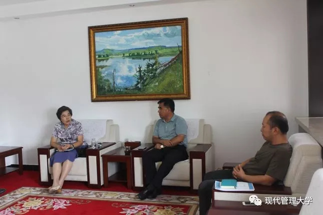 张爱群同志莅临现代管理大学检查指导
