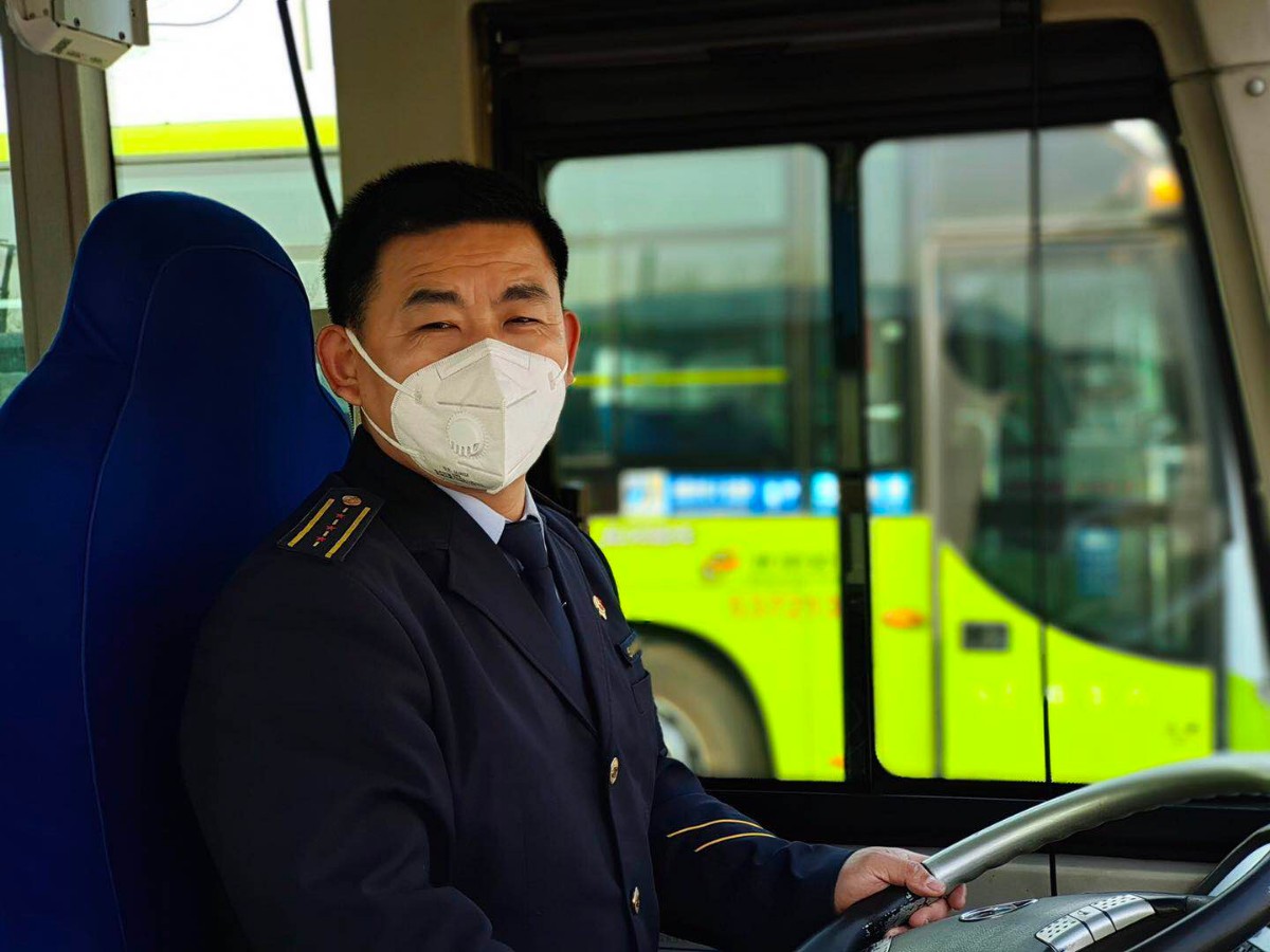 12年没吃团圆饭,除夕夜他们在公交车上陪乘客过年