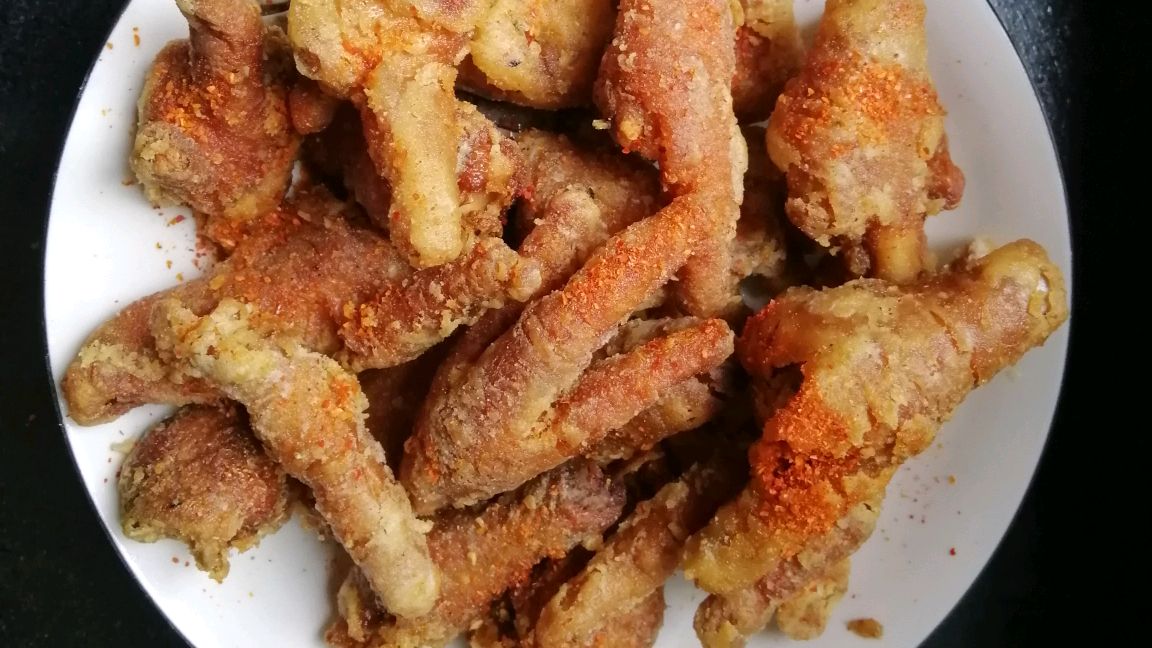年轻人都喜欢的黄金脆皮炸鸡爪,爽口脆辣,做法简单,赶快学起来