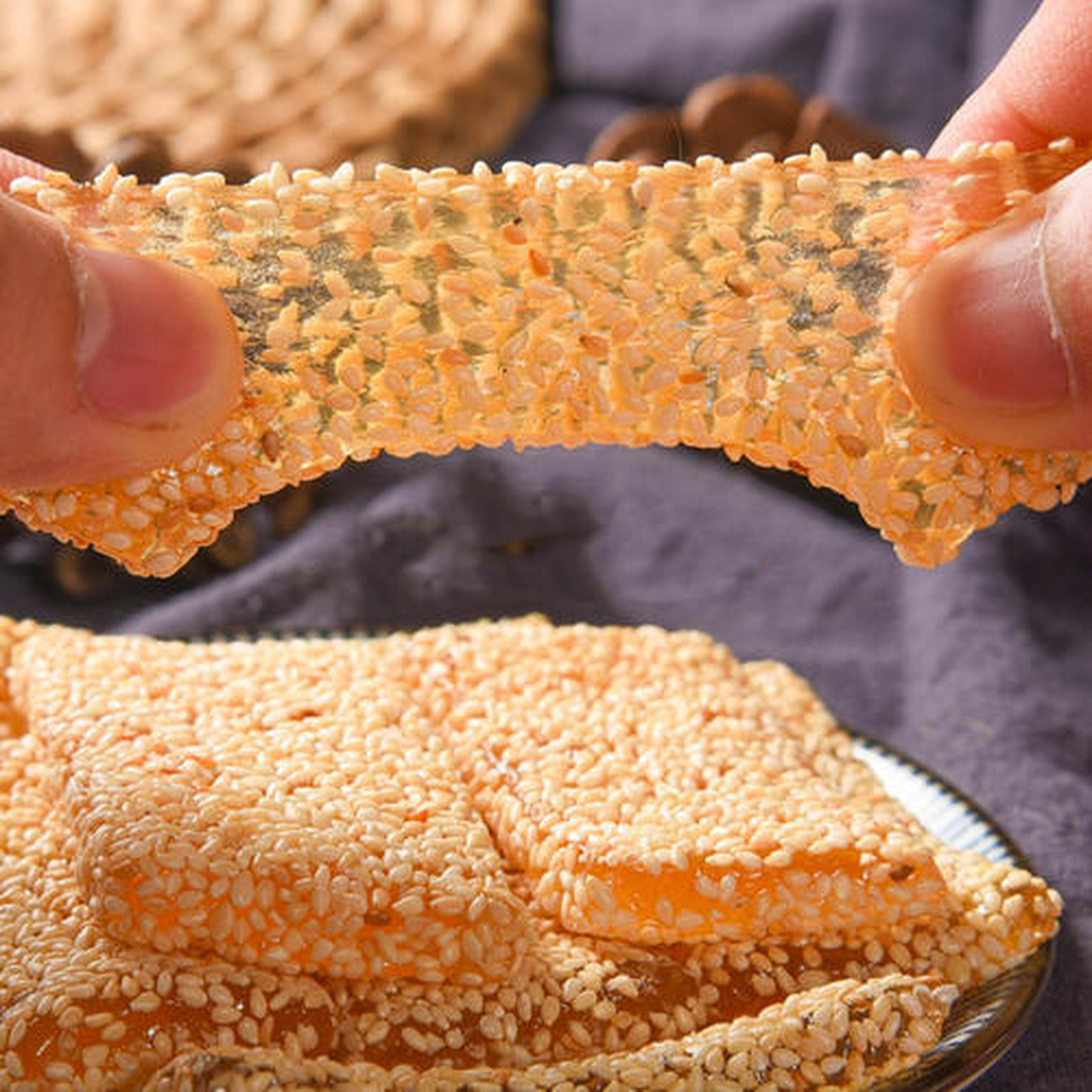 立冬创意美食#牛皮糖,号称"扬州一绝",口味香甜,外层芝麻均匀,切面