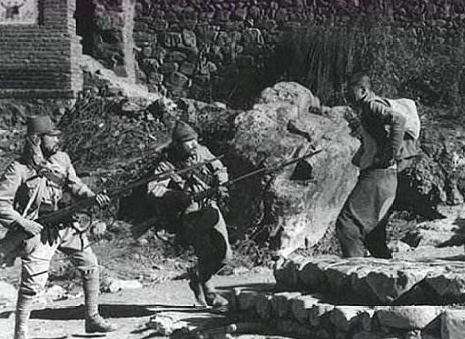 原子弹轰炸后日本,桥面上存在未知液体,清朝蒙古族女子衣饰简单