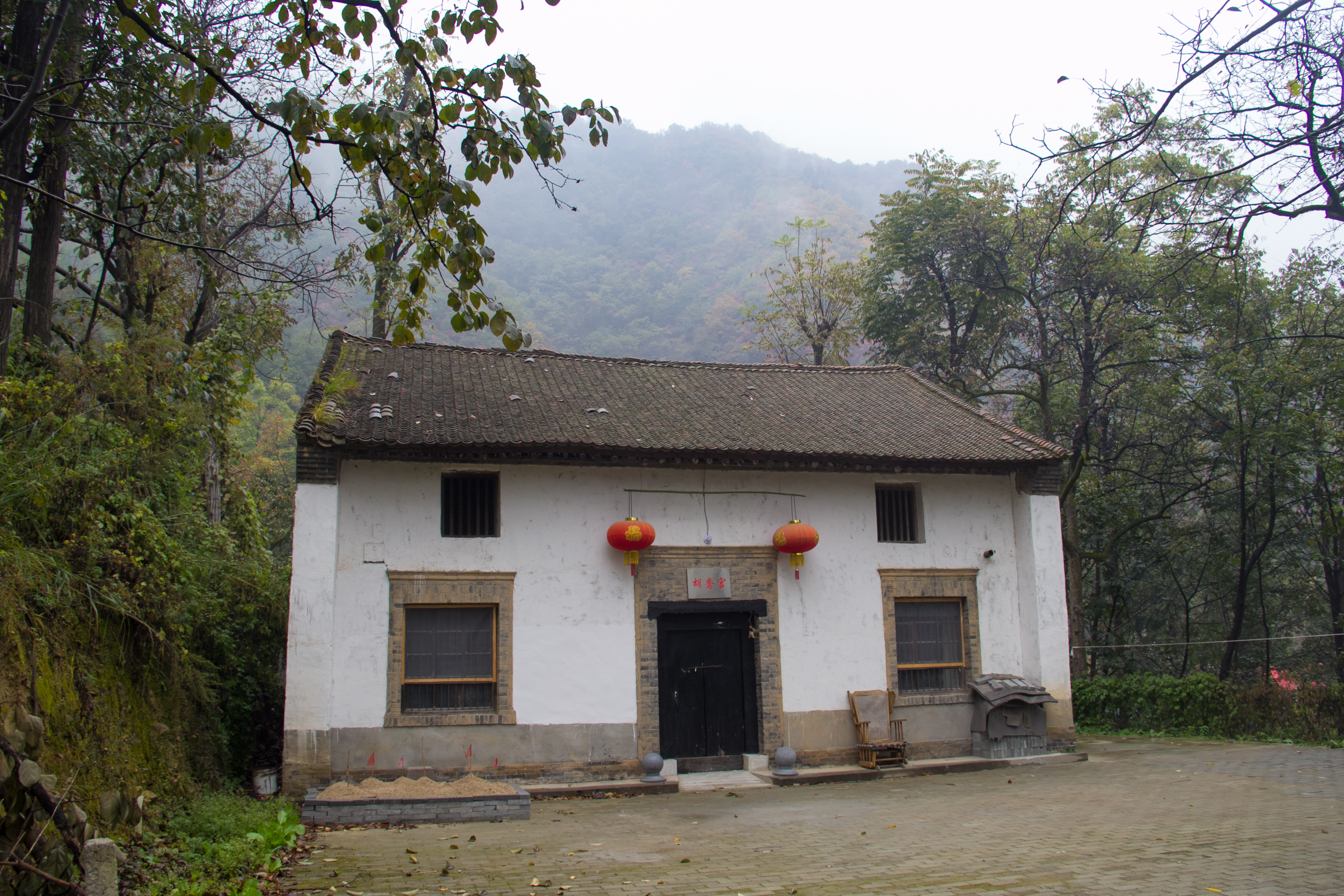 行走终南山:遇到一栋老房子,起了个名字叫"胡鸯宫"