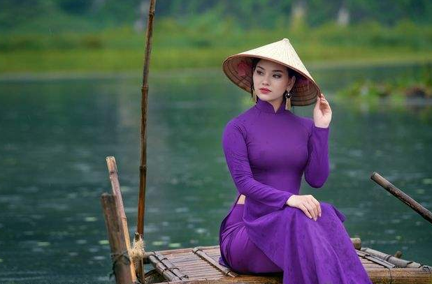 越南姑娘特色服饰让人害羞,"旗袍"开叉到腰际,还有很多讲究