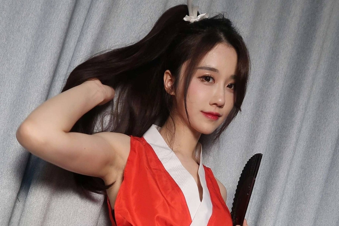 古阿扎和轩子巨2兔cos不知火舞,"咬扇子"动作看花了,能看值了