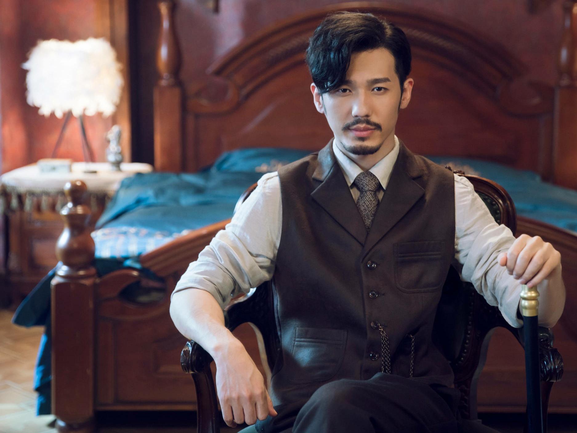 《绅探》发布新剧照,白宇穿睡衣过分撩人,"脸黑手白"秒穿帮