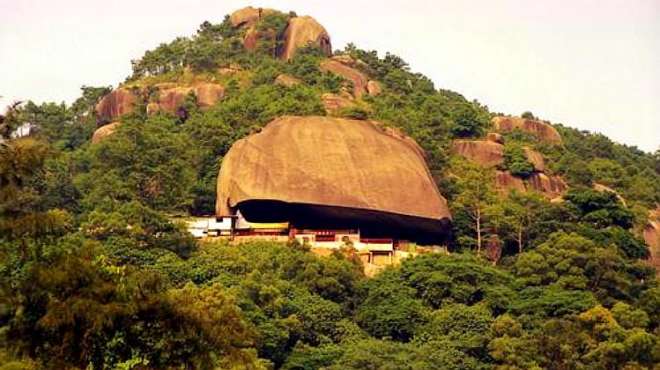 [图]甘露寺：被巨石压了400年，周边风景诱人，游客们无不夸赞！