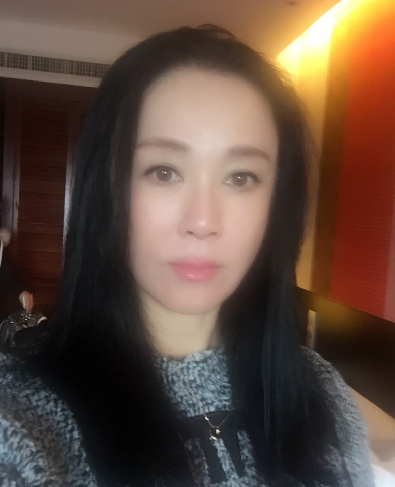 55岁傅艺伟近照曝光,脸部消瘦发际线后移,她曾因丑闻自毁星途