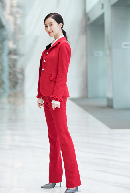 舒畅:身穿深v羽毛礼服性感迷人,气质优雅高贵大方