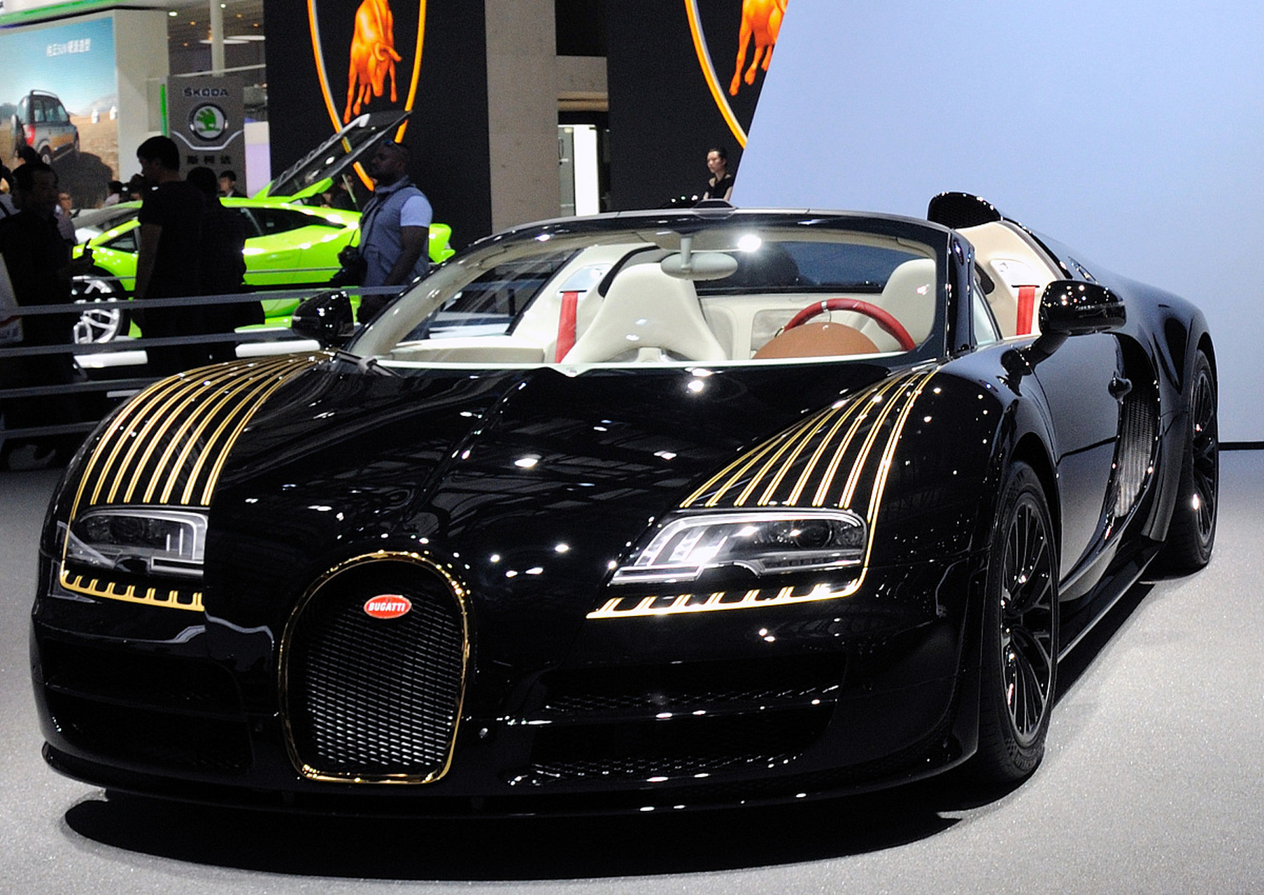 #全球仅4台布加迪超跑与宝马碰撞# 你见过布加迪威龙吗?这是一款超级