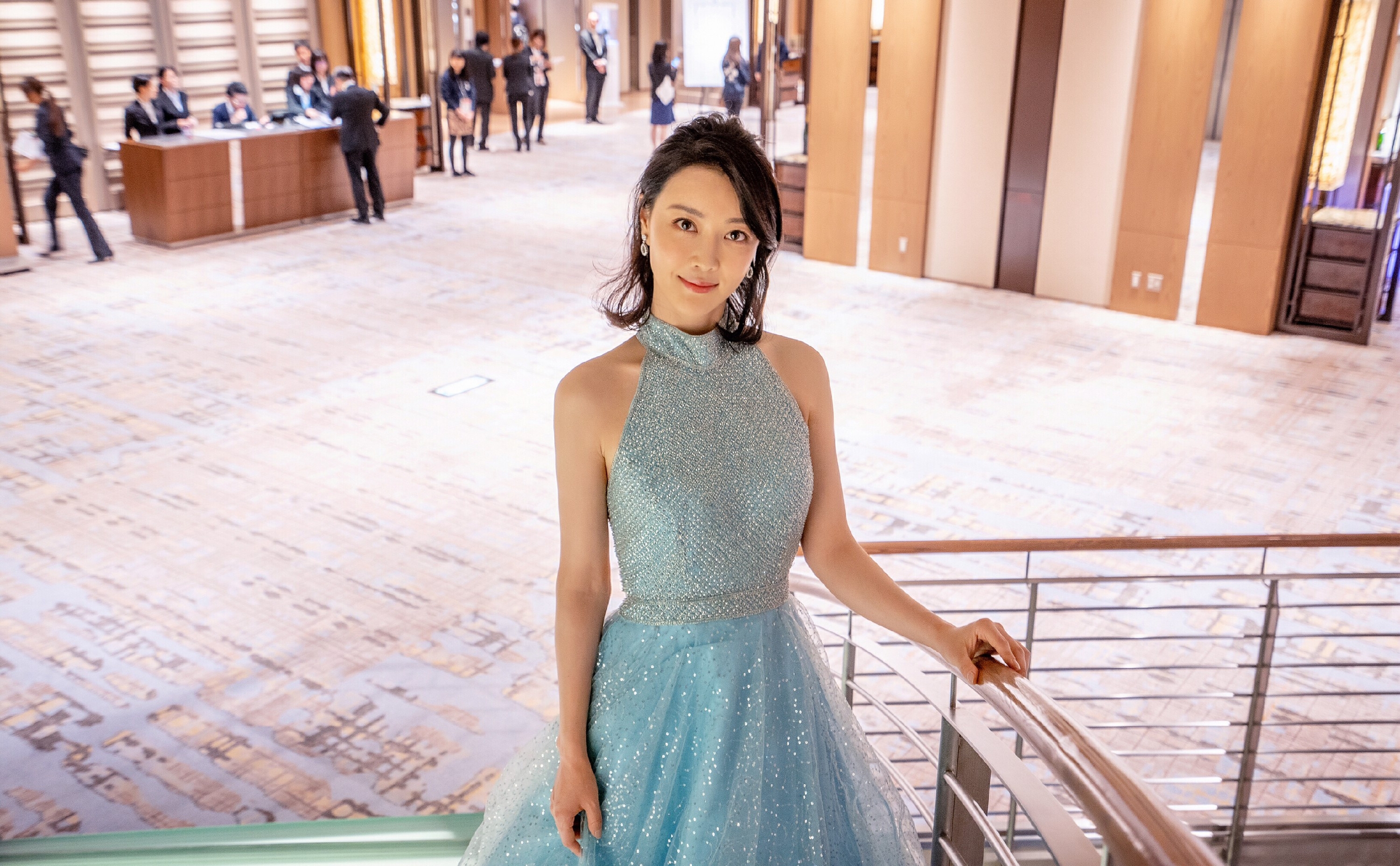 邱林携《拿摩一等》亮相东京电影节 星空长裙仙气十足