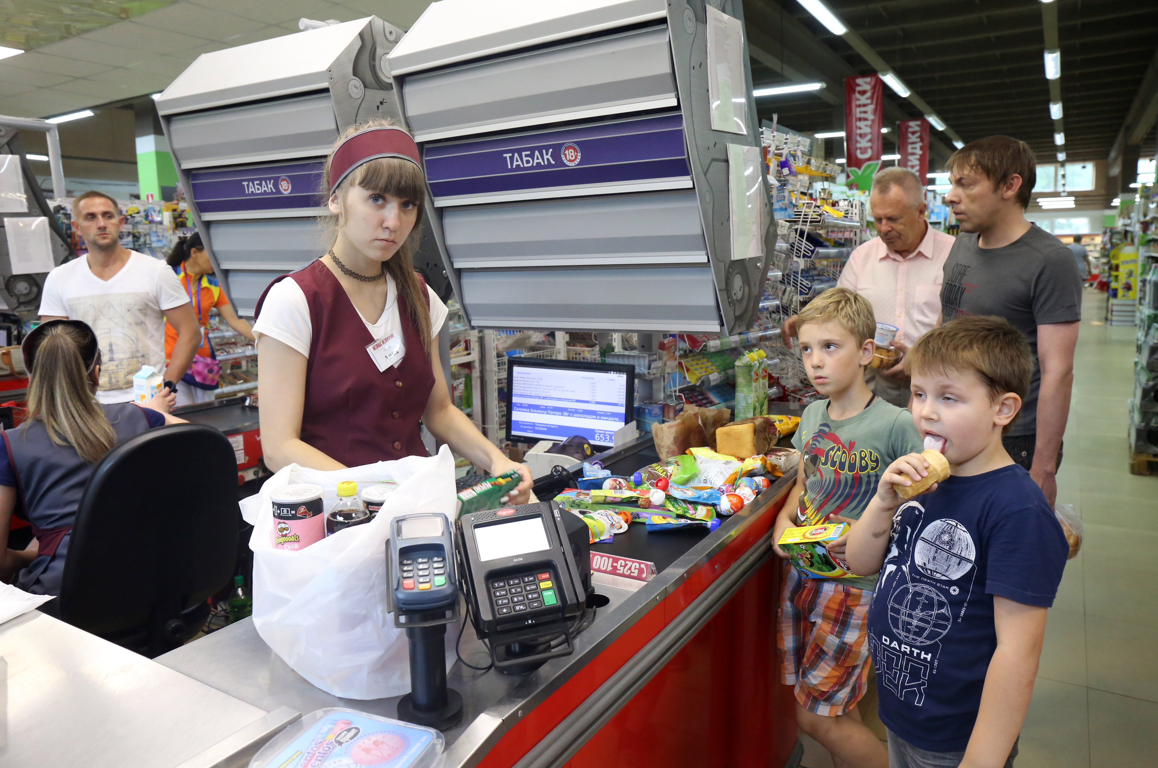 探访俄远东大超市:顾客稀少氛围冷清,最欢迎中国游客到来