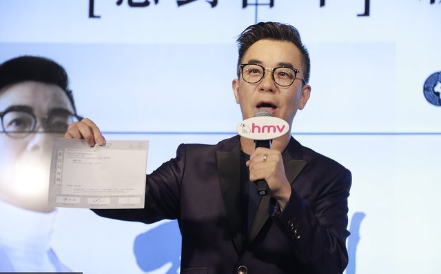 "小邓紫棋"爸爸谭顺生发布会晒学位证书 切蛋糕庆生吹蜡烛变包子脸