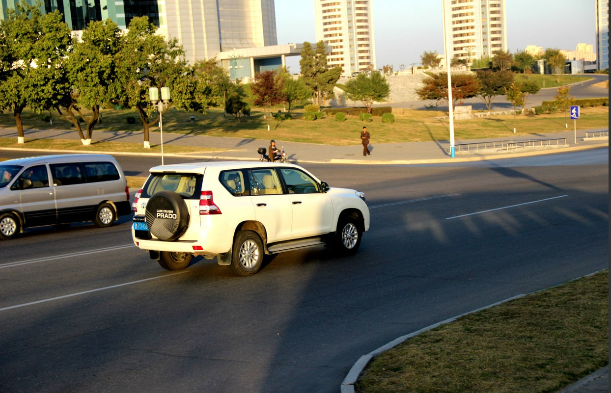 朝鲜街头汽车图片