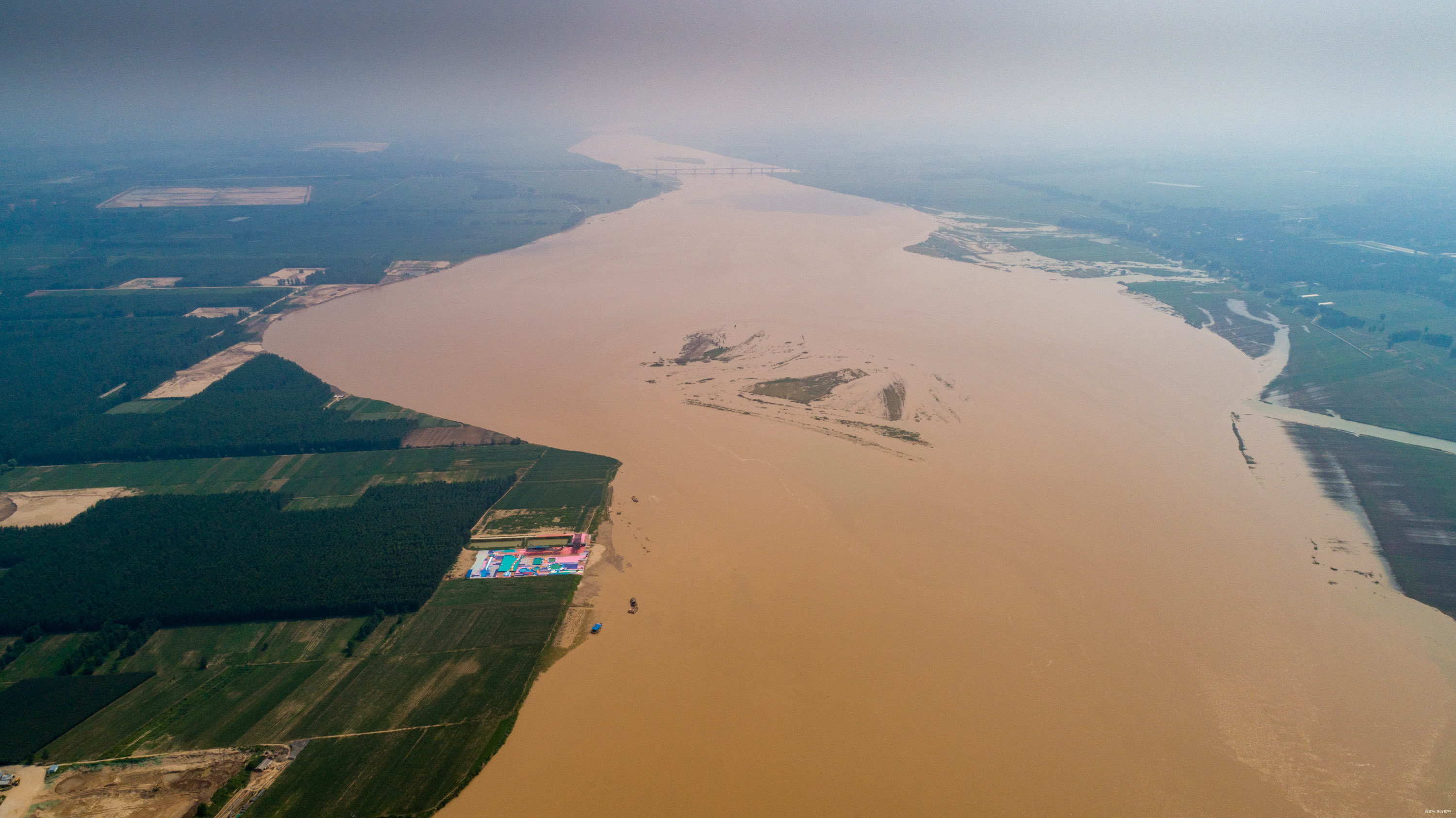 黃河河南濮陽段,近日因小浪底洩洪水位急漲,河道向外擴張了數十米.