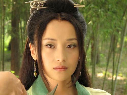 剧情和以往的不同,用穿越的手法呈现的是一个从不相信爱,抗拒爱到为