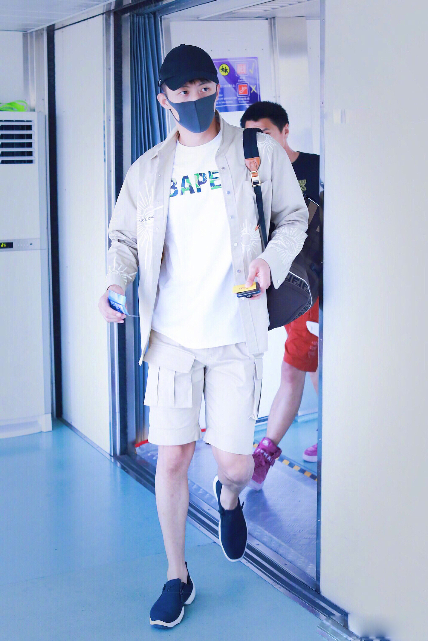 网友迪拜偶遇杨洋,白衣白裤配白鞋,直接穿出18岁少年感!