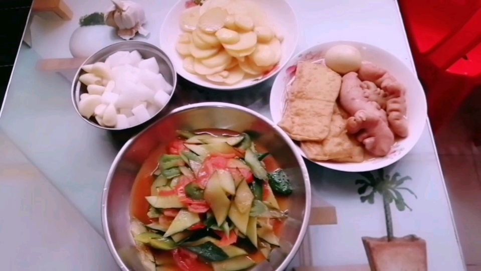 一根黄瓜两个西红柿两个辣椒能做出什么美味小炒?